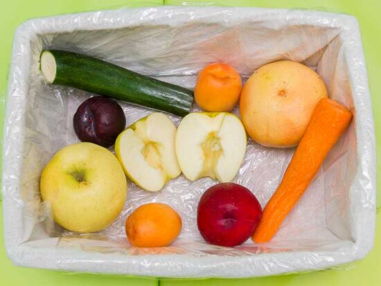 Cestino dei tesori con frutta e verdura