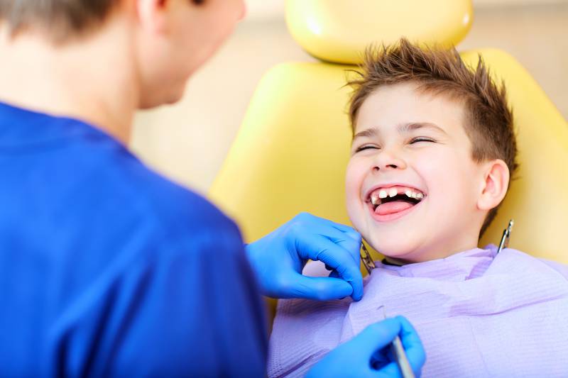 dentista guarda i denti di un bambino