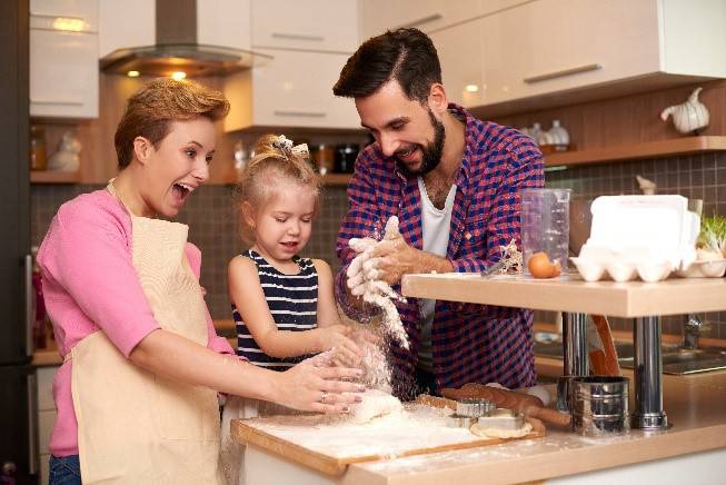 Famiglia che cucina