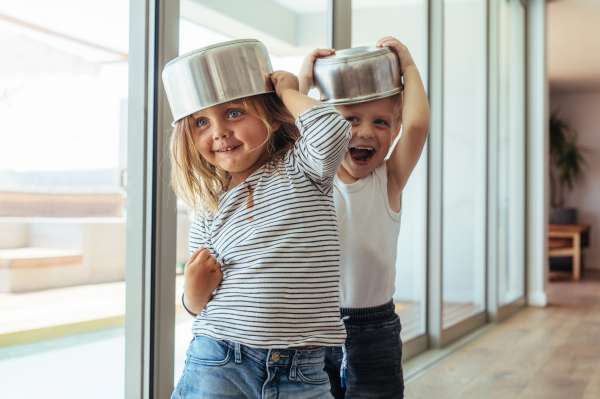 Bambini che giocano ai travestimenti