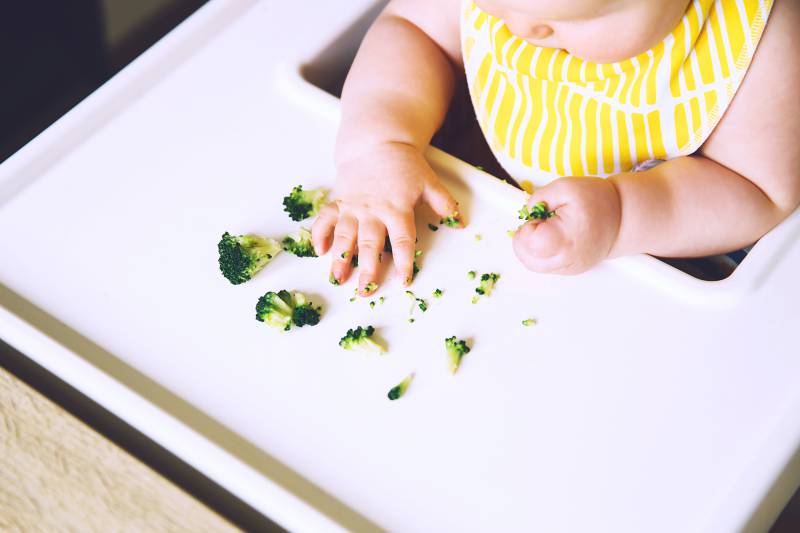 bambino che afferra i broccoli