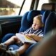 bambino con libro nel seggiolino