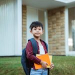 bambino con libri e zaino