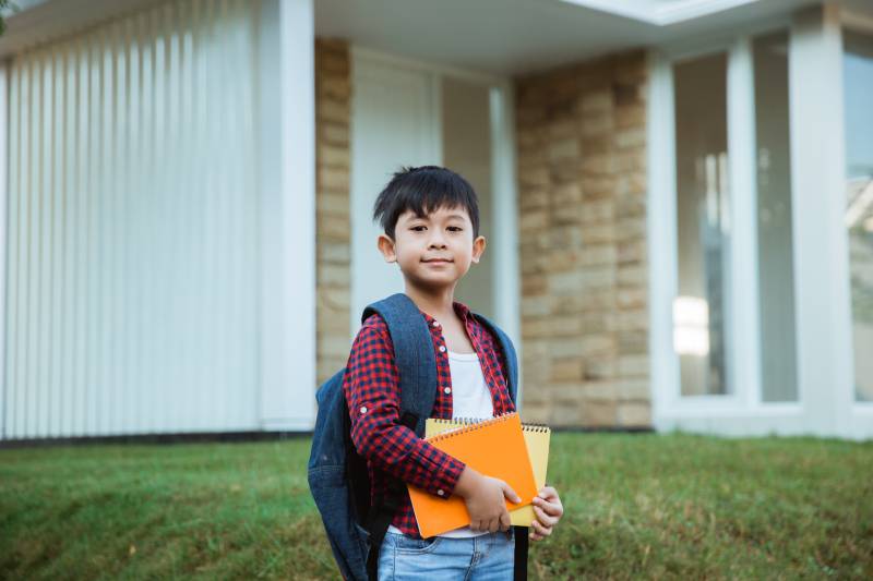 bambino con libri e zaino