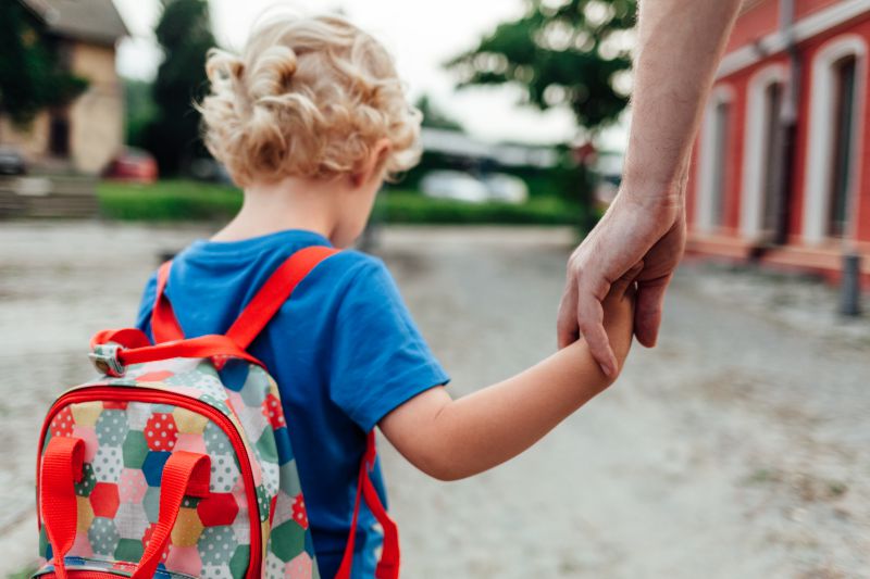 bambino di spalle con zainetto