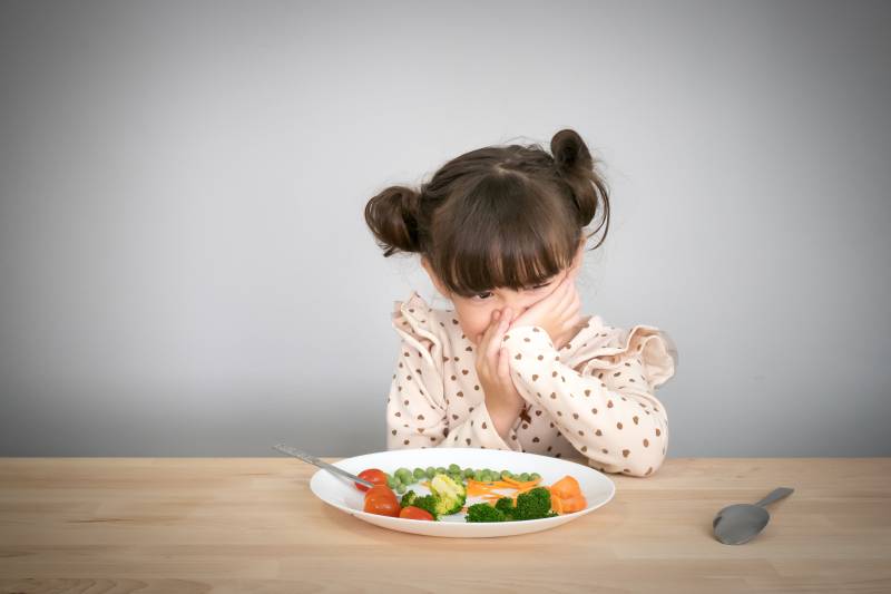 bambina che non vuole mangiare