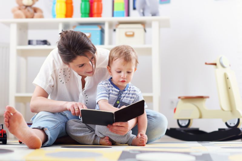 mamma e bimbo con libretto fotografico