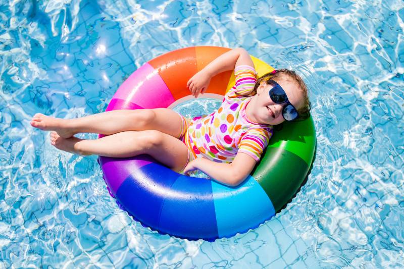 Bambina felice in piscina