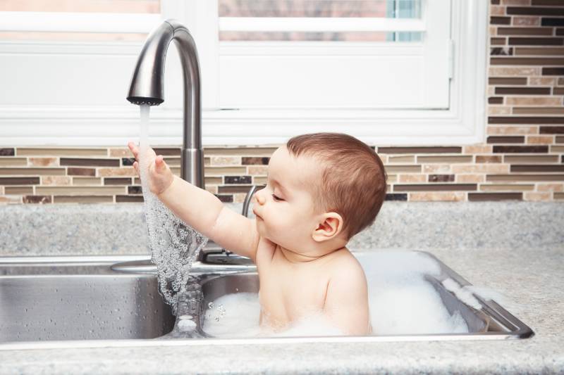 bambino che gioca con l'acqua- copertina