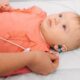 Pediatra verifica l'udito ad una bambina
