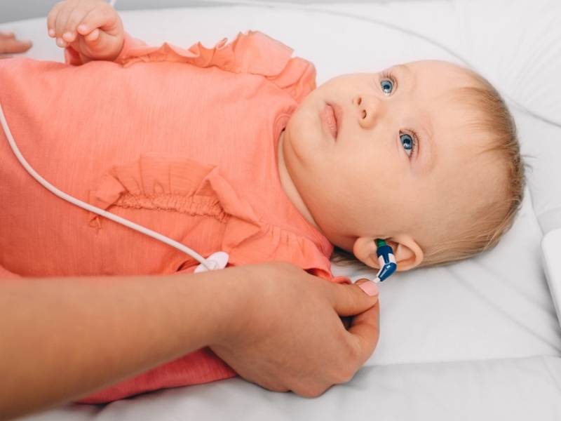 Pediatra verifica l'udito ad una bambina