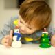 bambino gioca con i lavoretti di natale