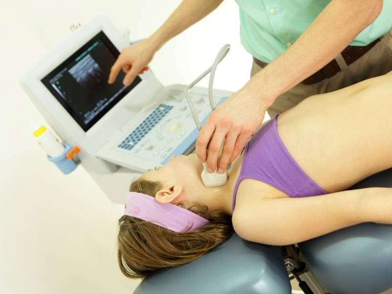 Diagnosi ad ultrasuoni al collo di una ragazza