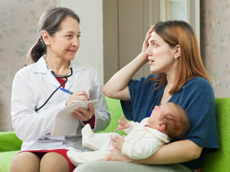 Donna dice al medico i sintomi del neonato