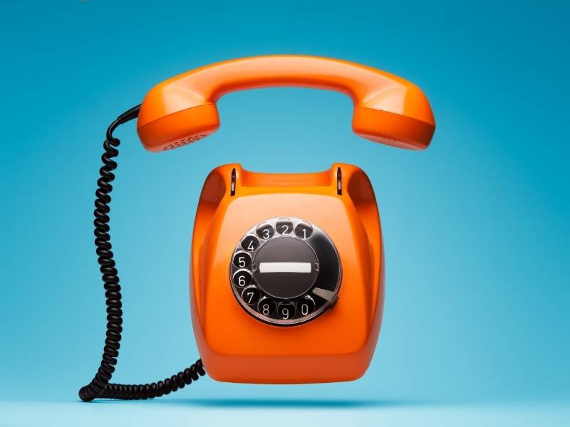 Il vecchio telefono arancione squilla