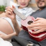 Papà suona la chitarra al pancione