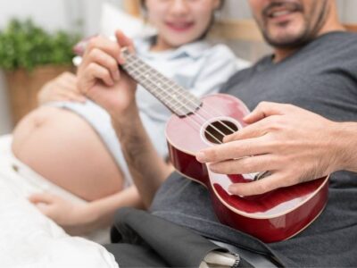 Papà suona la chitarra al pancione