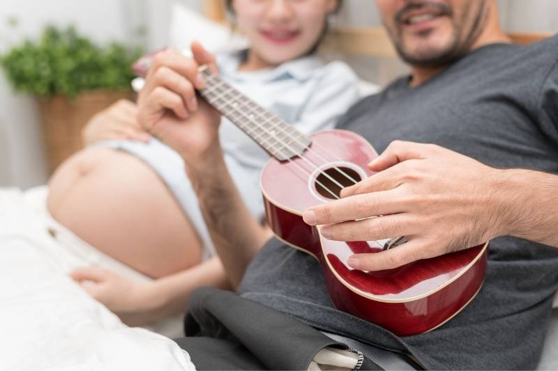 Papà suona la chitarra al pancione