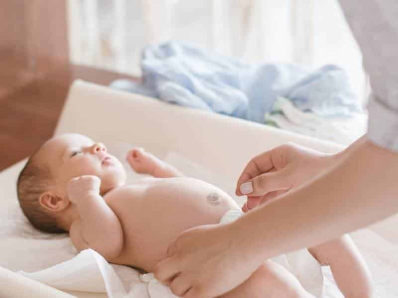 Mamma cambia il pannolino al bambino