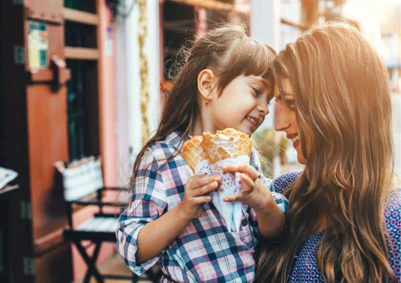 Mamma mangia un gelato con la sua bimba