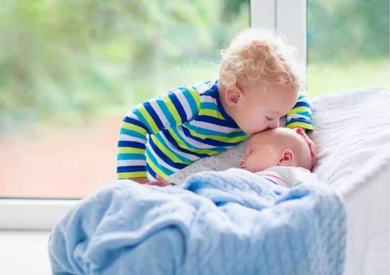Primogenito bacia il fratellino