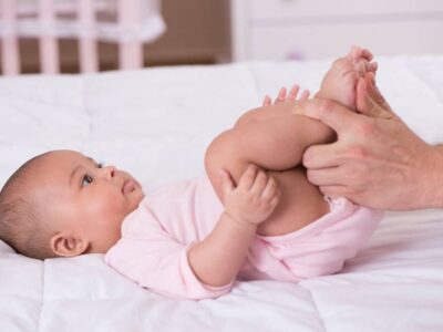 Mamma muove le gambe del neonato