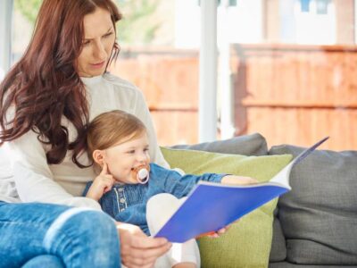 mamma e figlia che leggono libro