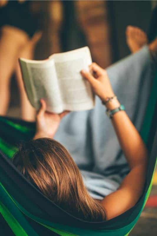 Donna legge un libro