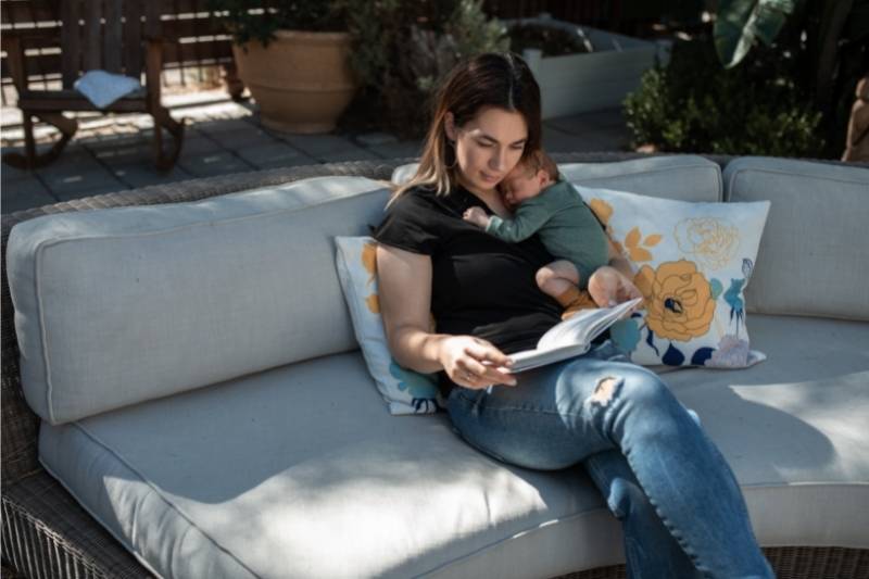 Mamma con neonato legge libro