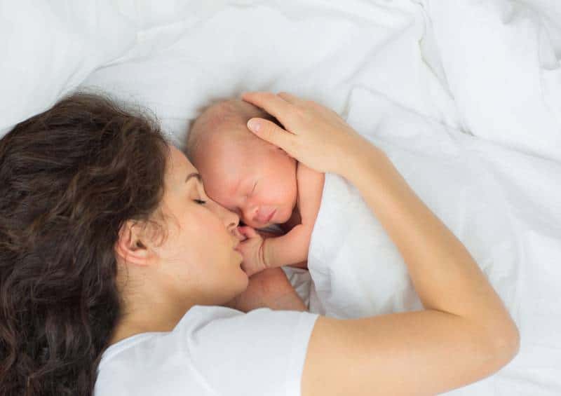 Mamma dorme con il suo bambino