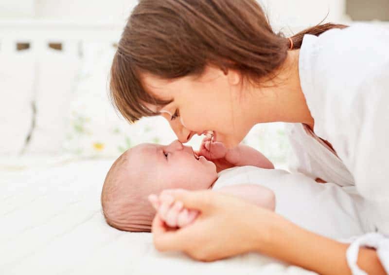 Mamma gioca con il suo bambino