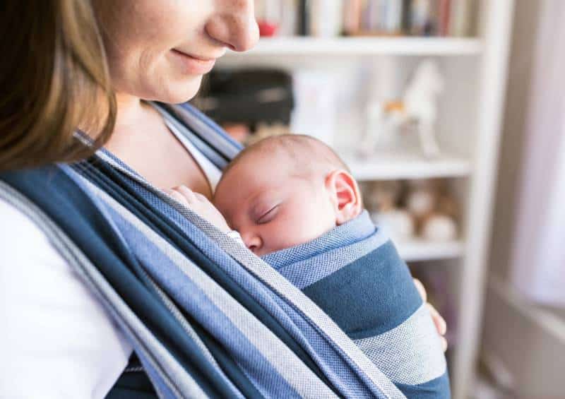 Mamma tiene il bambino nella fascia