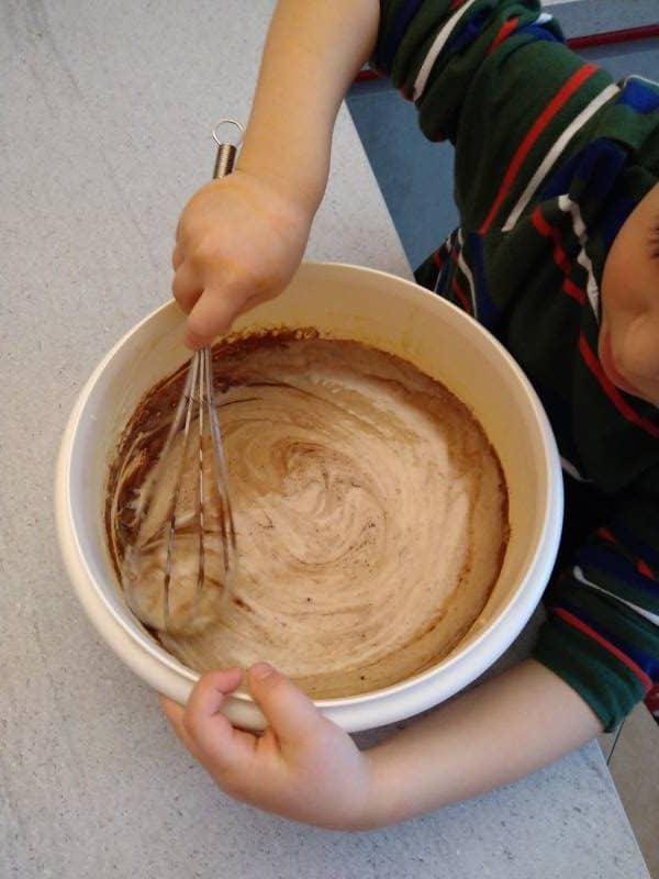 bambino che mescola una torta