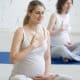 Donna incinta fa esercizi di respirazione yoga