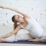 Donna incinta pratica yoga prenatale