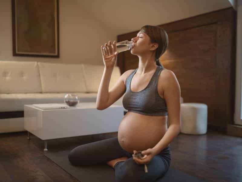 Donna incinta pratica yoga prenatale a casa