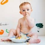 Bambino Mangia da solo autosvezzamento