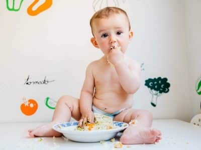 Bambino Mangia da solo autosvezzamento