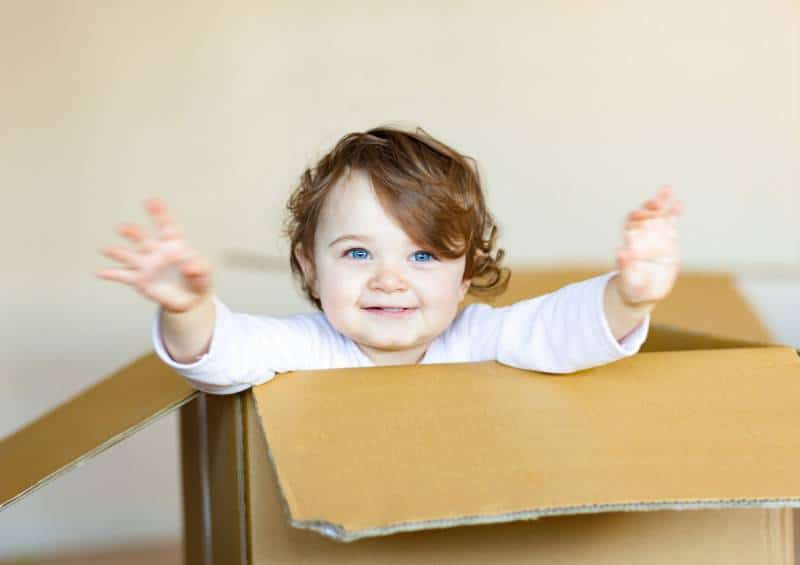 bambino nella scatola