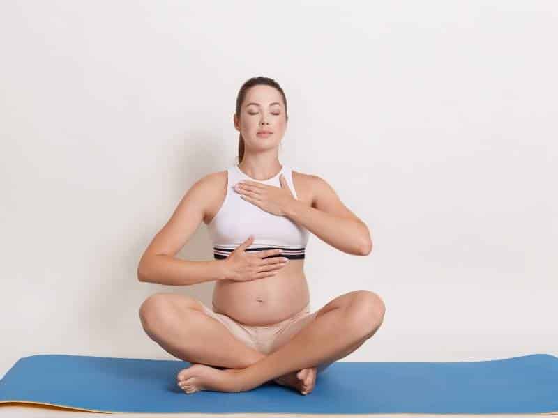 Donna Incinta Yoga Loto chiuso